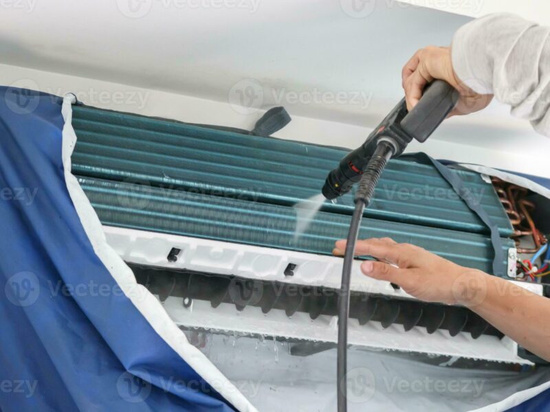 air-conditioning-cleaning-service-with-water-spray-photo
